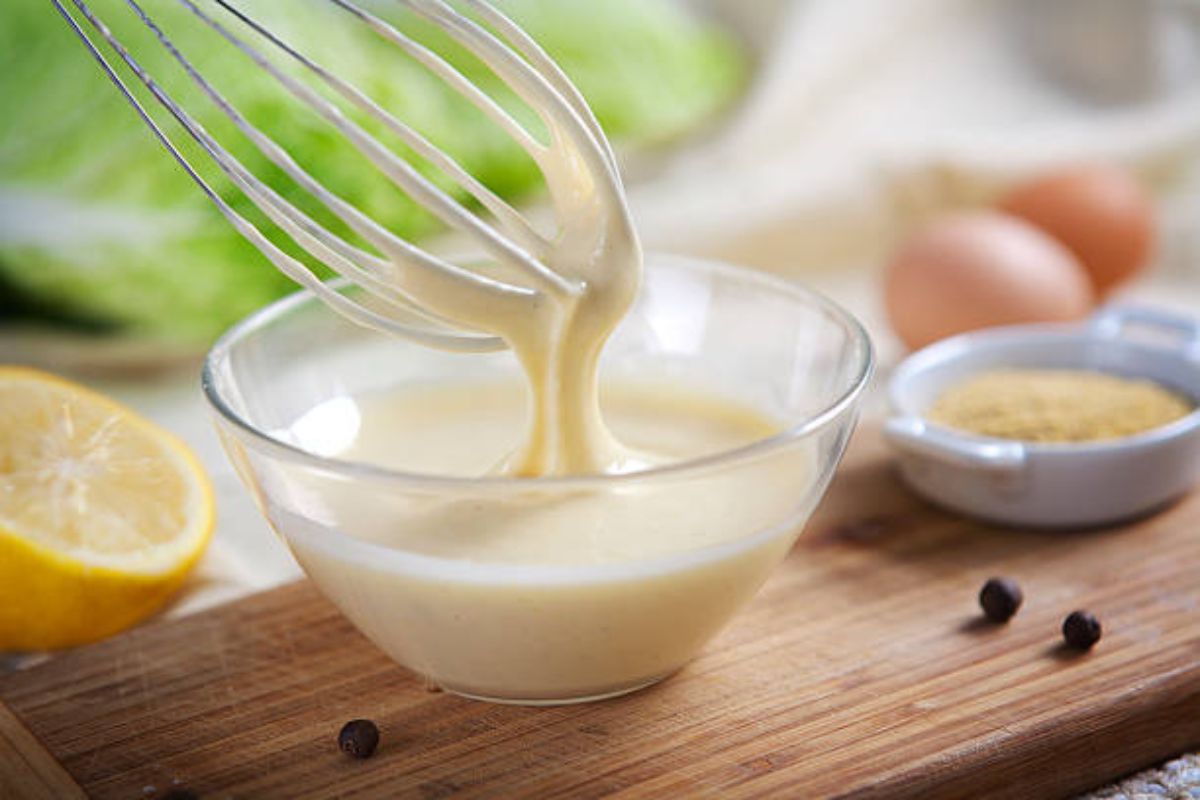 Forma de preparar mayonesa casera a mano. Foto de iStock.