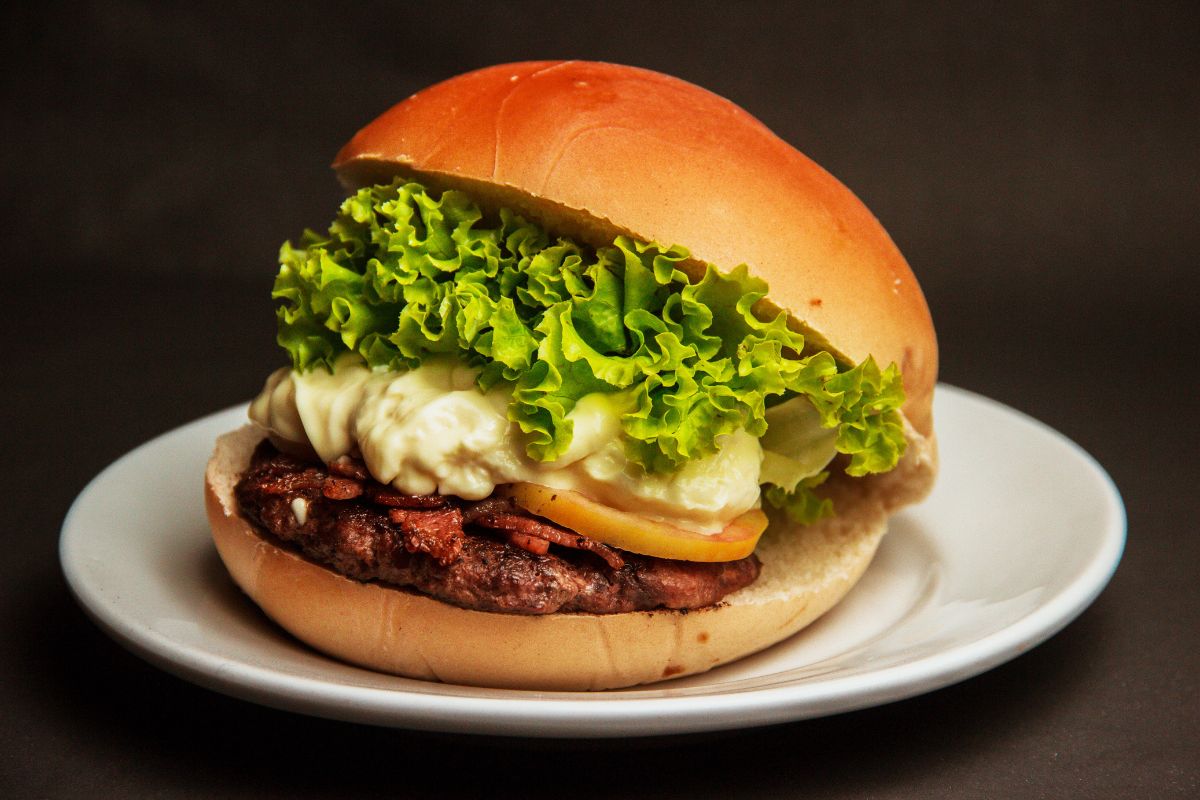 Hamburguesa aderezada con mayonesa. Foto de Pixabay.com
