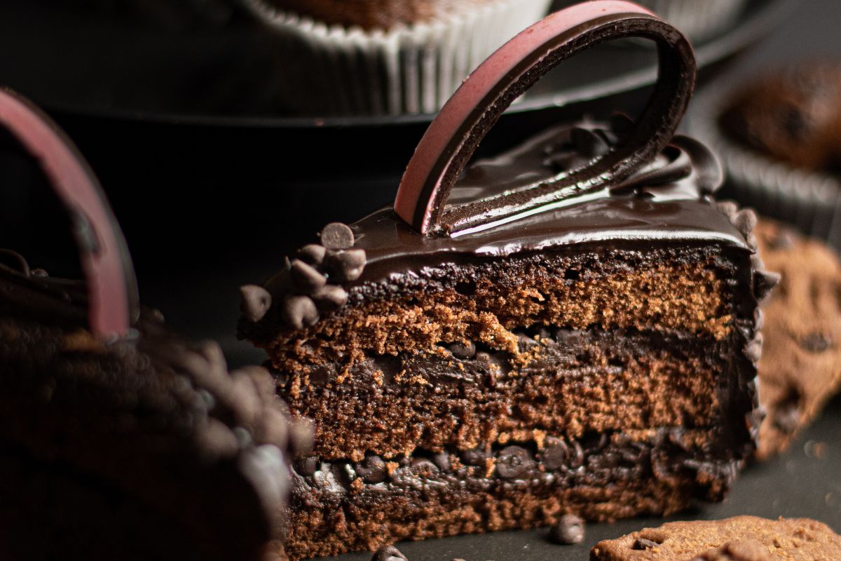Pastel de tres niveles de chocolate. Foto de NeedPix.