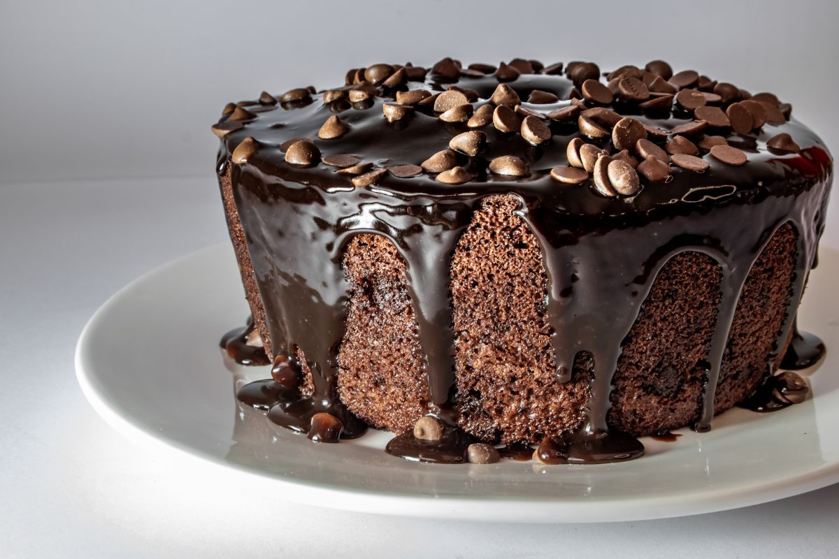 Pastel alto con fudge de chocolate. Foto de PIxabay.com