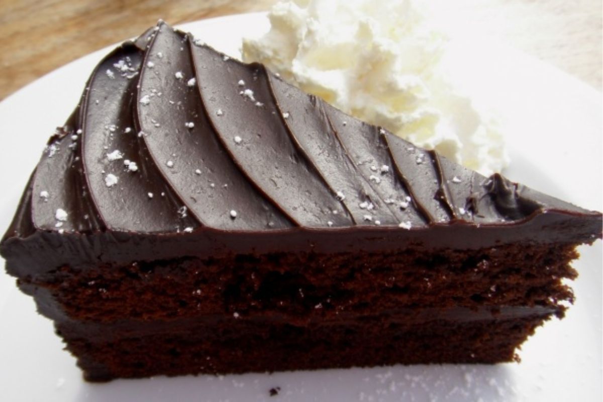 Pastel de chocolate con crema batida. Foto de Flickr.