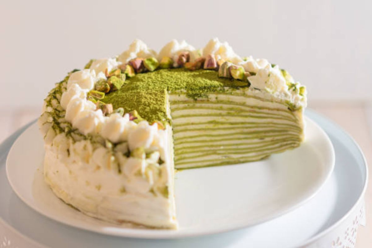 Pastel con crepas de matcha y relleno cremoso. Foto de iStock.