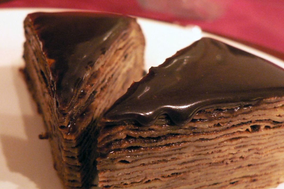 Pastel relleno de crema de chocolate, decorado con ganache. Foto de iStock.