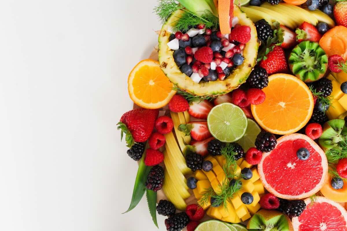 Variedad de frutas frescas. Foto de Canva.