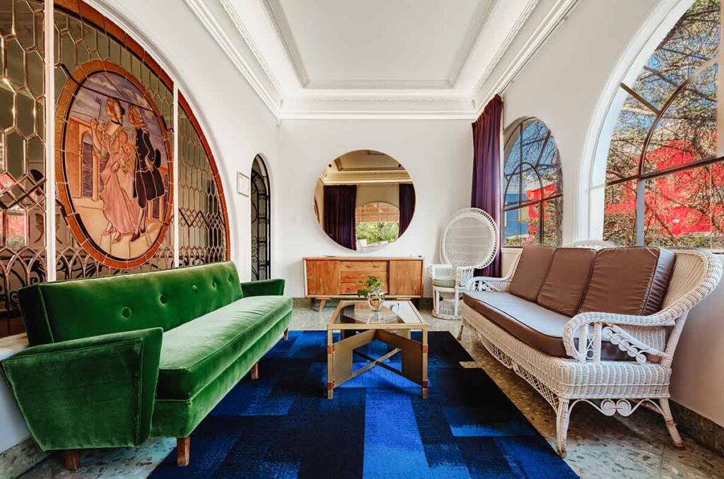 Descubre Pug Seal Anatole France. Este hotel boutique ofrece una experiencia de lujo donde el arte, el diseño y la hospitalidad se unen en perfecta armonía.
