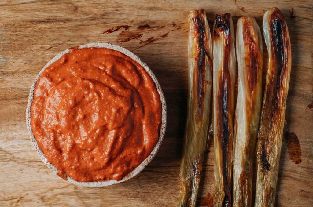 ¿Qué es la salsa romesco y cómo prepararla en casa?