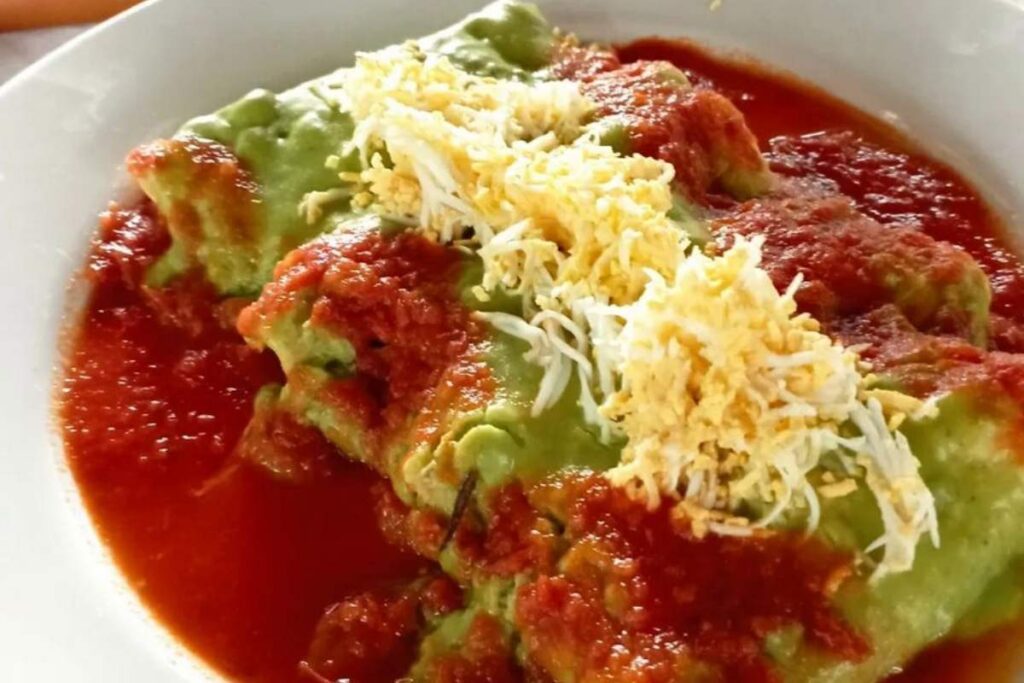 Los "tacos de papatzules" parecen ser una variante o una fusión de dos platos tradicionales mexicanos: los tacos y los papatzules.