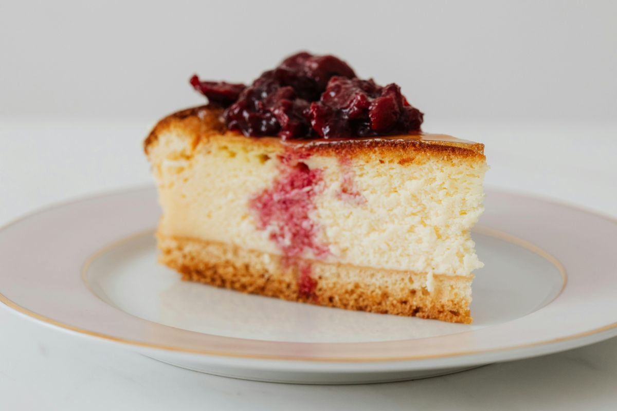 Cheesecake horneado con frutos rojos como topping. Foto de Pexels.