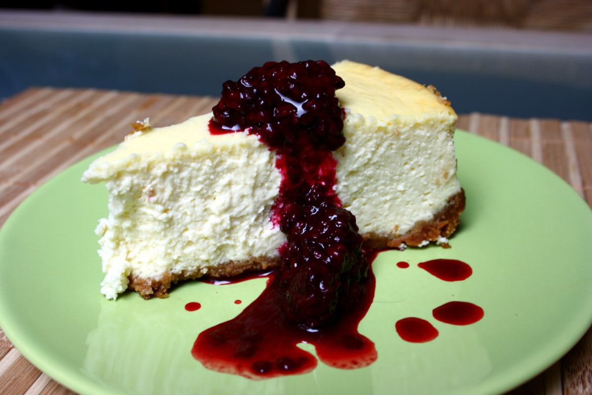 Cheesecake con compota de zarzamora. Foto de Flickr.