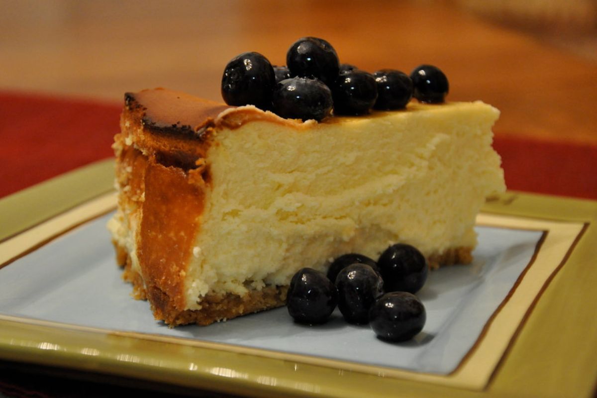 Cheesecake cremoso con arándanos frescos. Foto de Flickr.