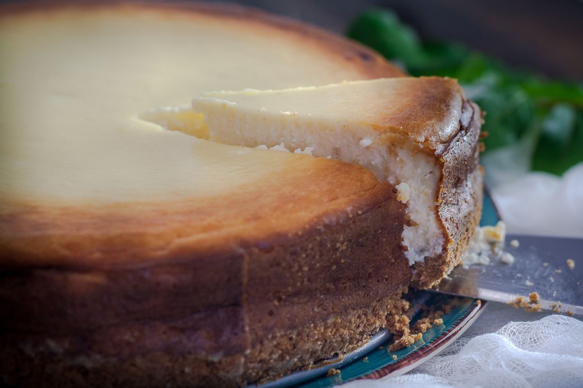 Pieza completa de cheesecake horneado. Foto de NeedPix