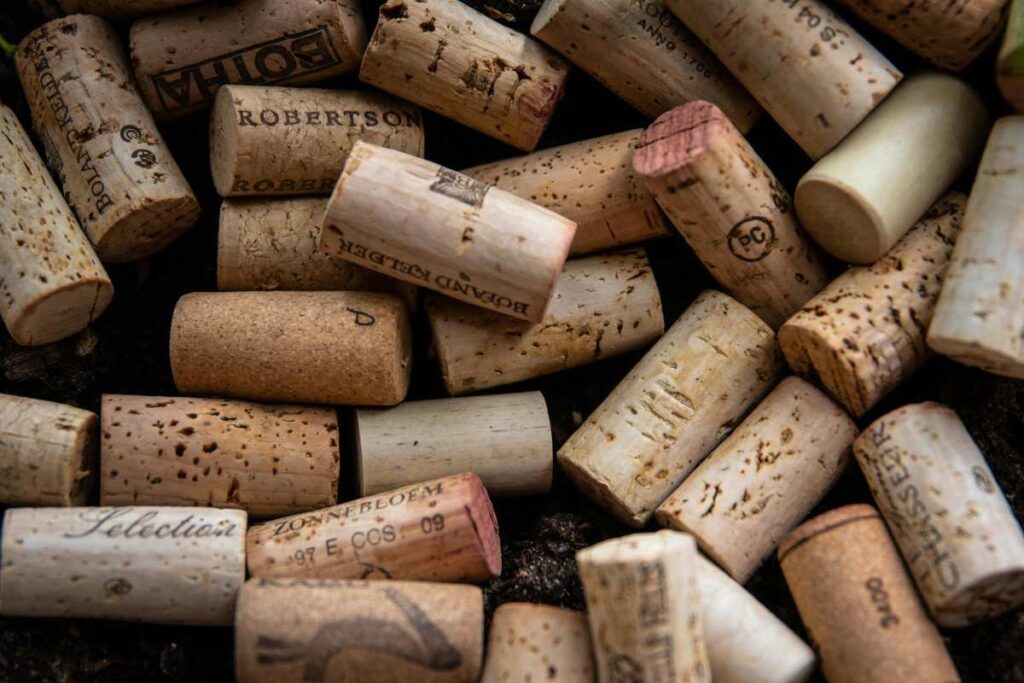 La elaboración de barricas y corchos, son dos elementos infalibles en la industria del vino.