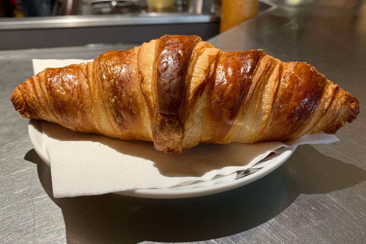 Croissant horneado a la perfección. Foto de Canva.