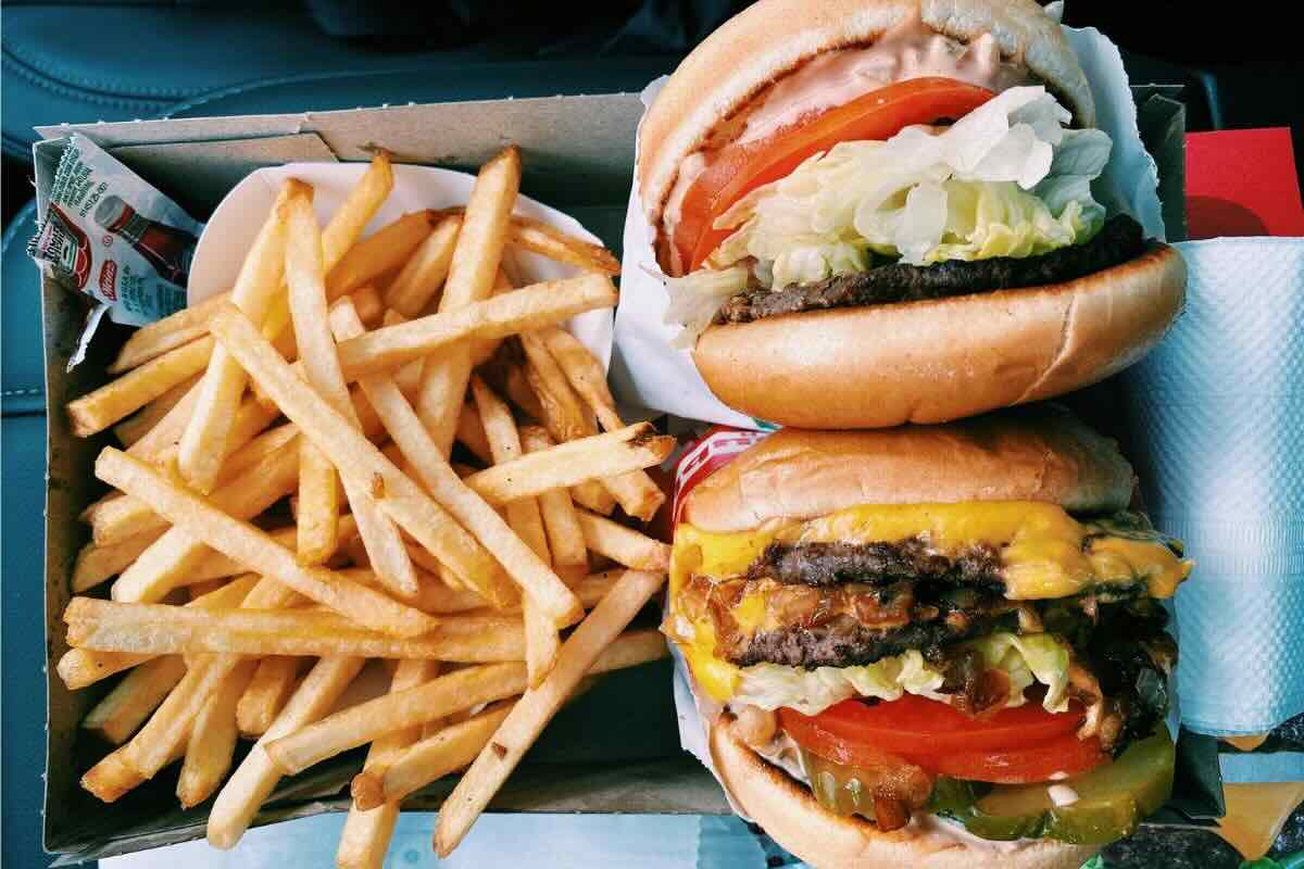 Orden de hamburguesas con papas. Foto de Pexels.