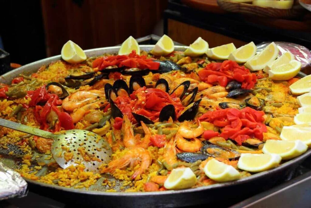 La paella es un platillo originario de Valencia, España.