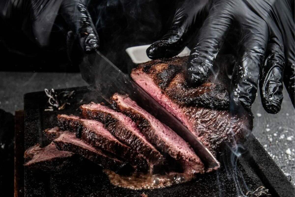 Corte de carne cocinado en término medio. Foto de Instagram Piedra y Brasa.