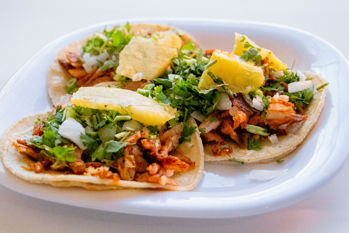 Tacos de carne servidos con cebolla y cilantro. Foto de Canva.