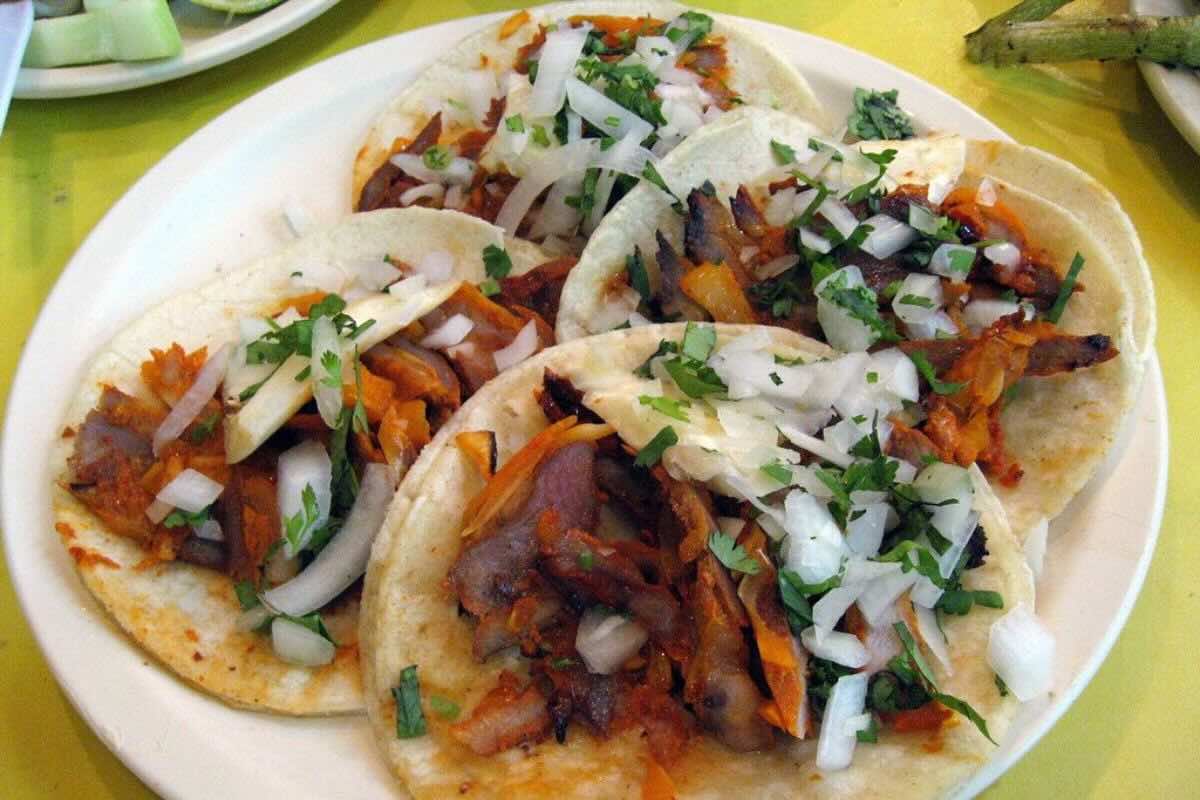 Orden de tacos con carne de cerdo, cebolla y cilantro. Foto Flickr.