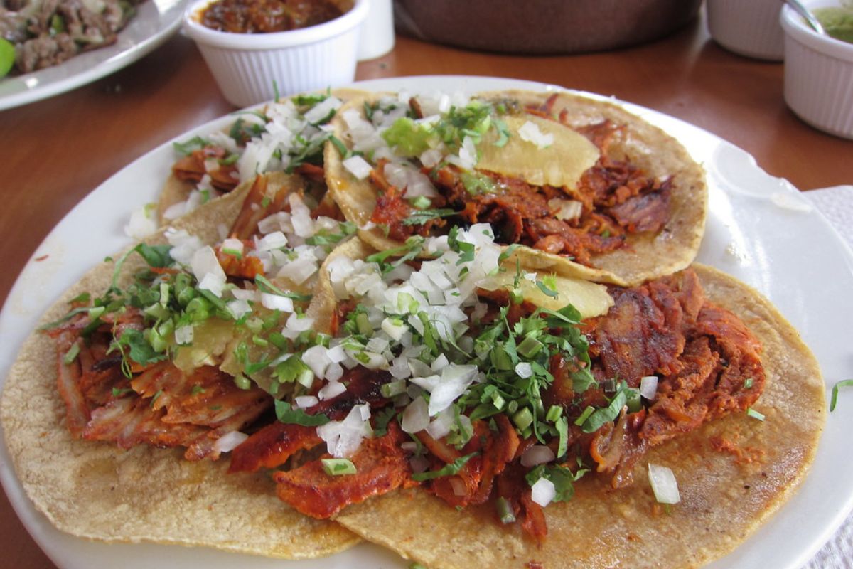 Tacos de carne servidos con cebolla y cilantro. Foto de Wikimedia Commons.