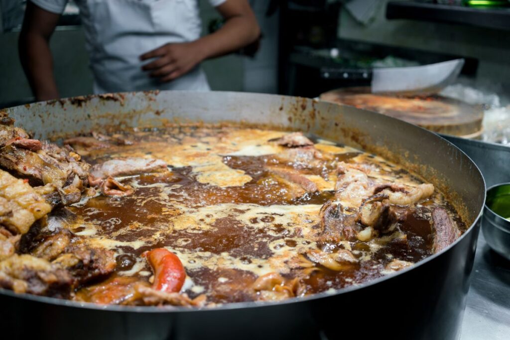 Los tacos de cochinada se preparan con los sobrantes fritos de carne surtida.