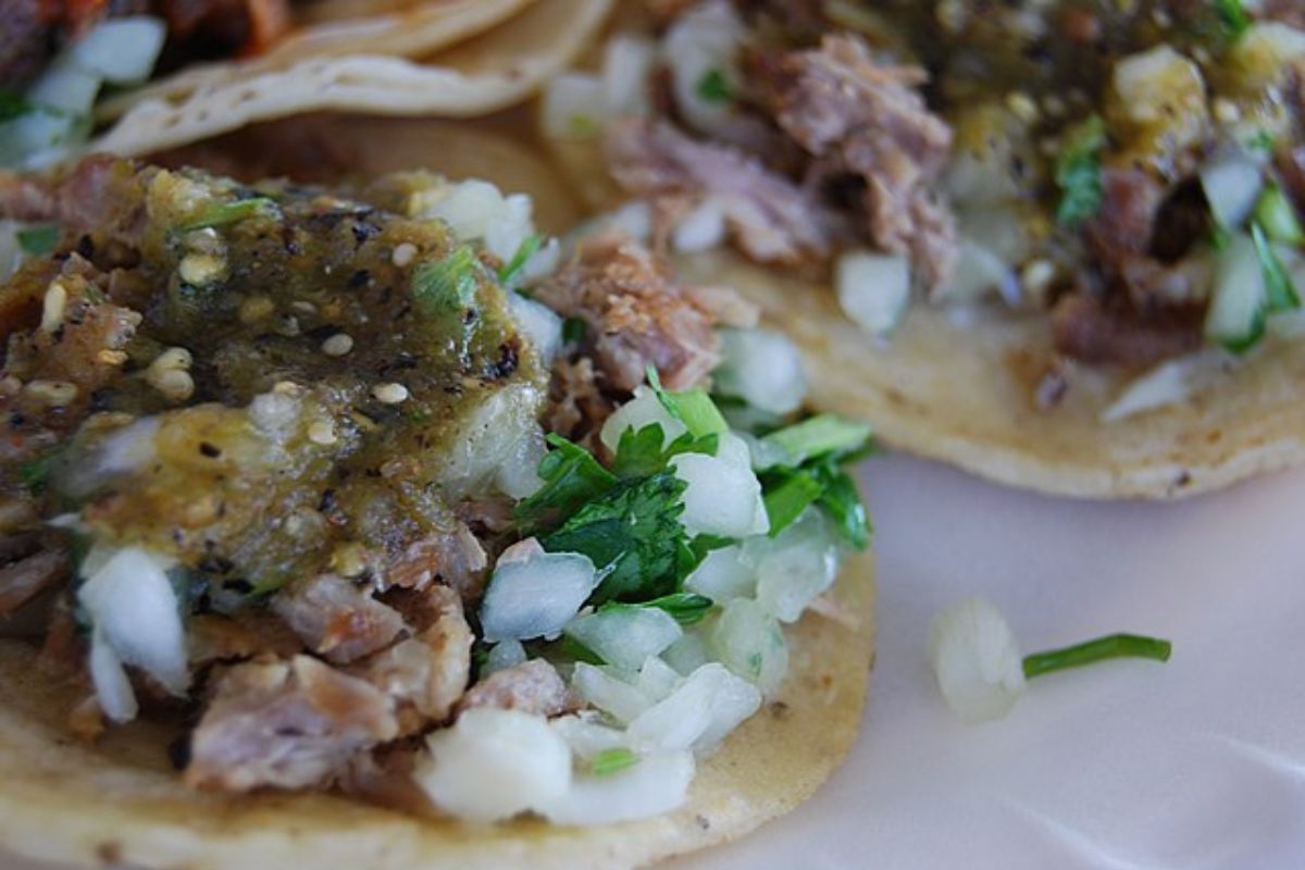 Tacos preparados con cebolla, cilantro y salsa verde. Foto de Wikimedia Commons.