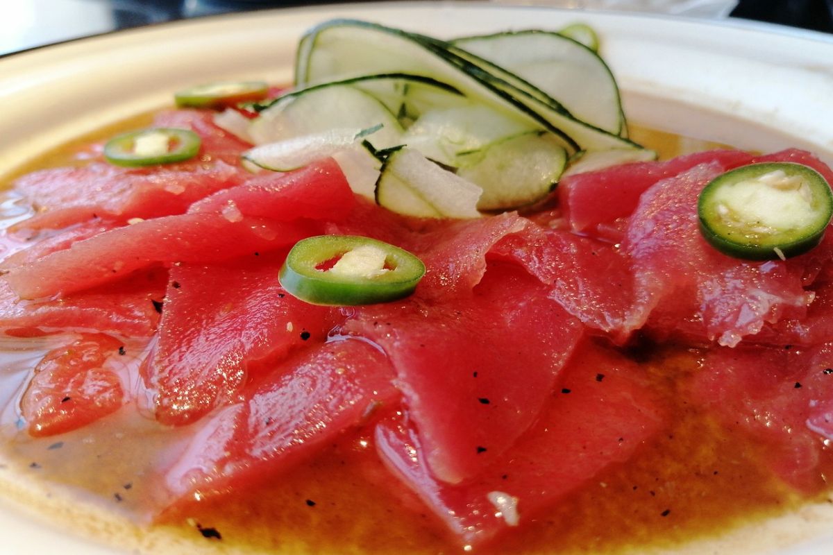 Sashimi de atún fresco y salsa de soya. Foto de Canva.