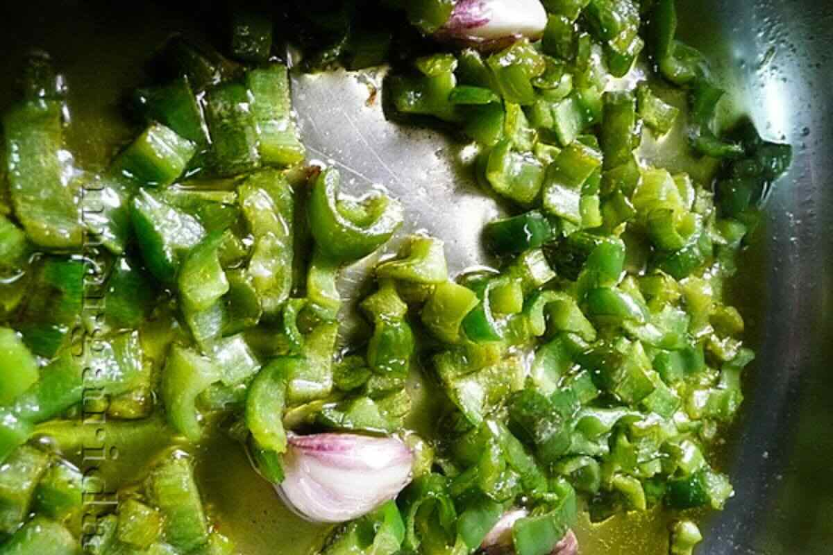 Chile verde sofrito para hacer salsa. Foto de Flickr.
