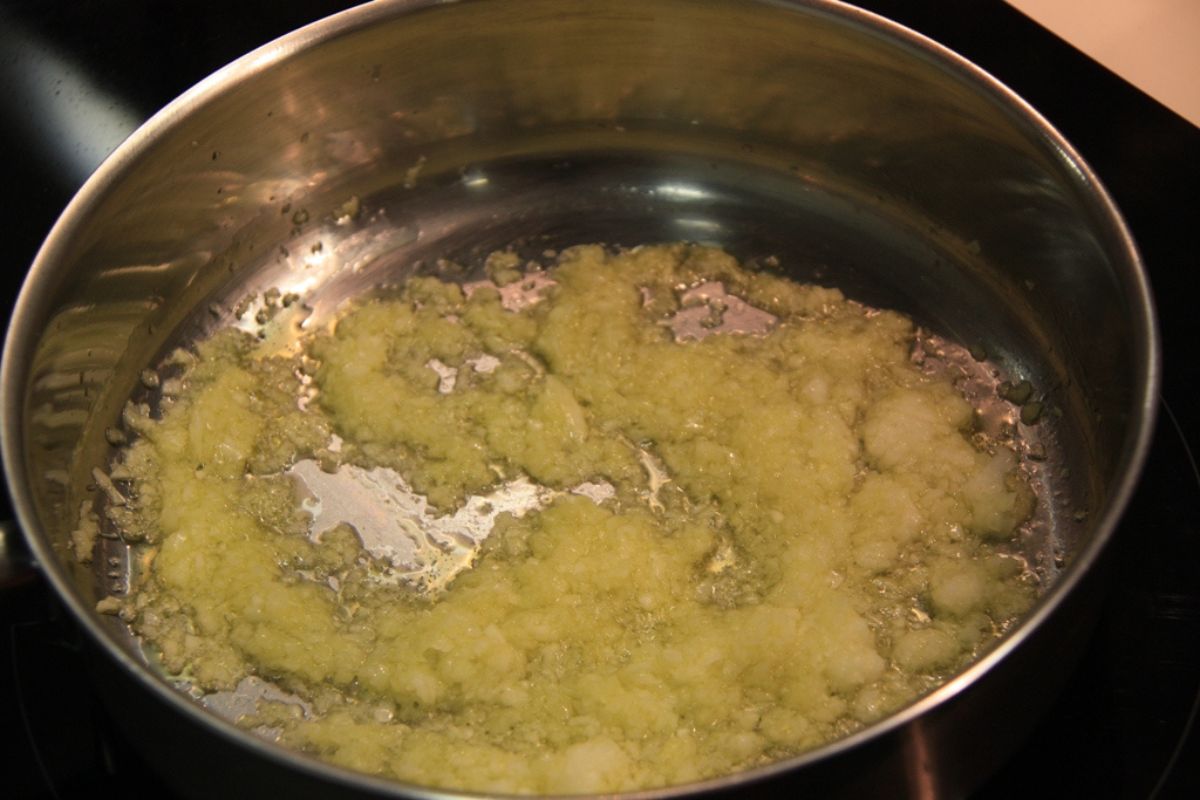 Cebolla y ajo sofritos para cocinar guisado. Foto de Flickr.