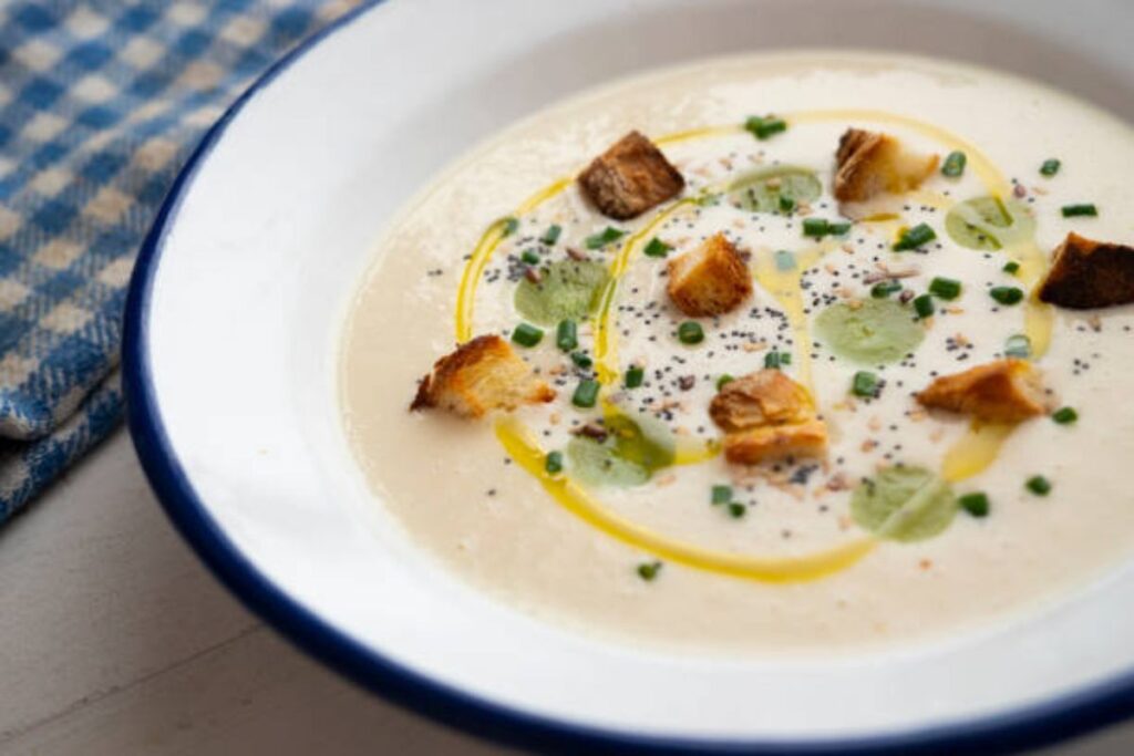El ajoblanco es una sopa de origen europeo que se sirve fría.
