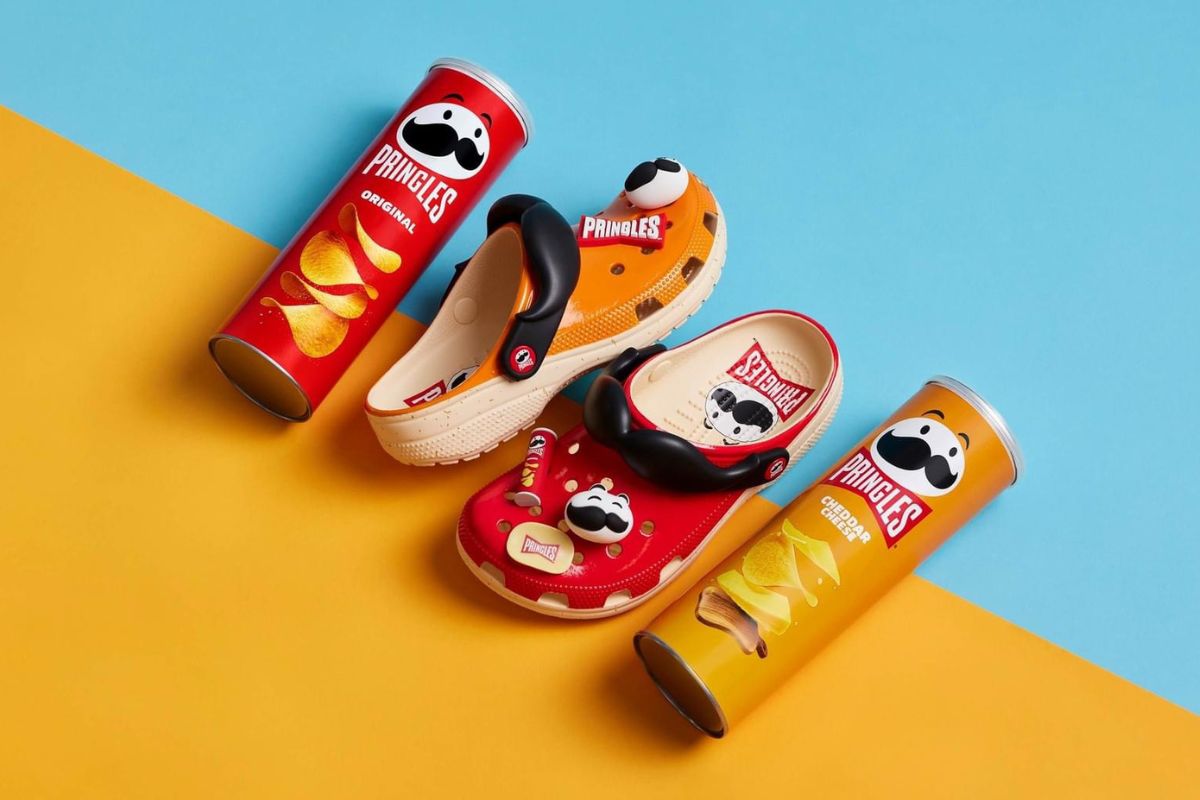 Crocs y Pringles hacen oficial su colaboración con diseños únicos para vestir tus pies