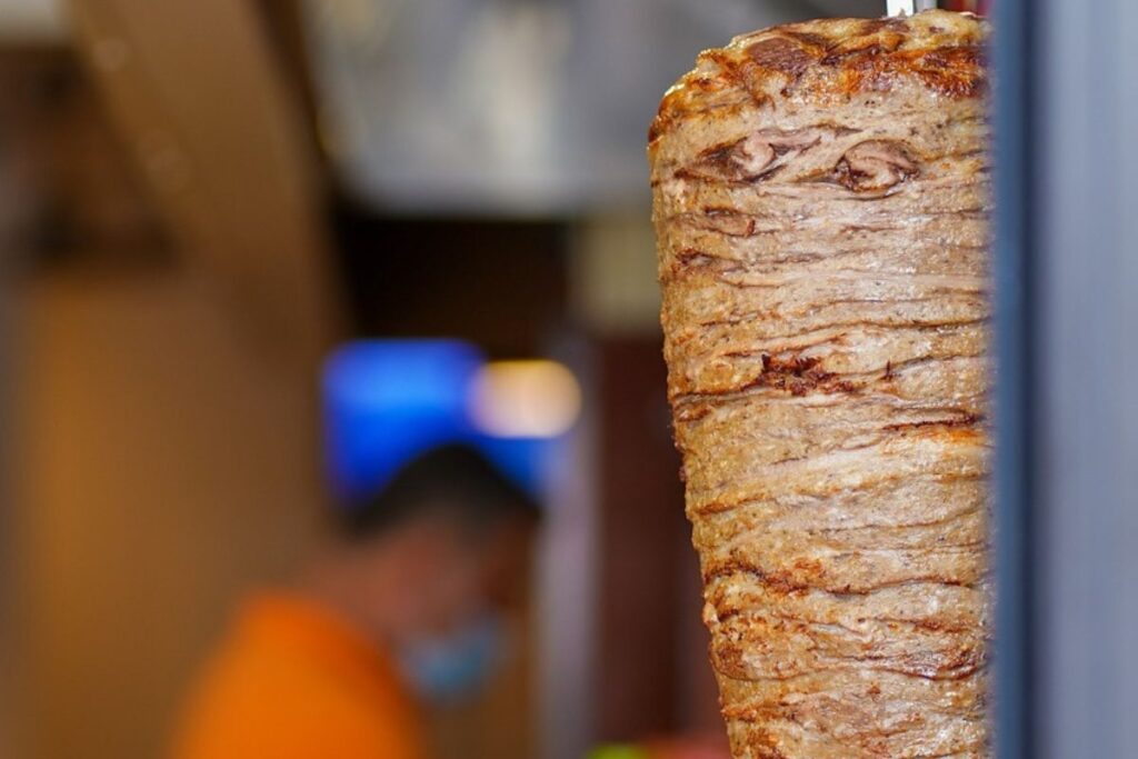 El kebab y el shawarma tienen lugar de origen diferente, pero la misma anatomía.