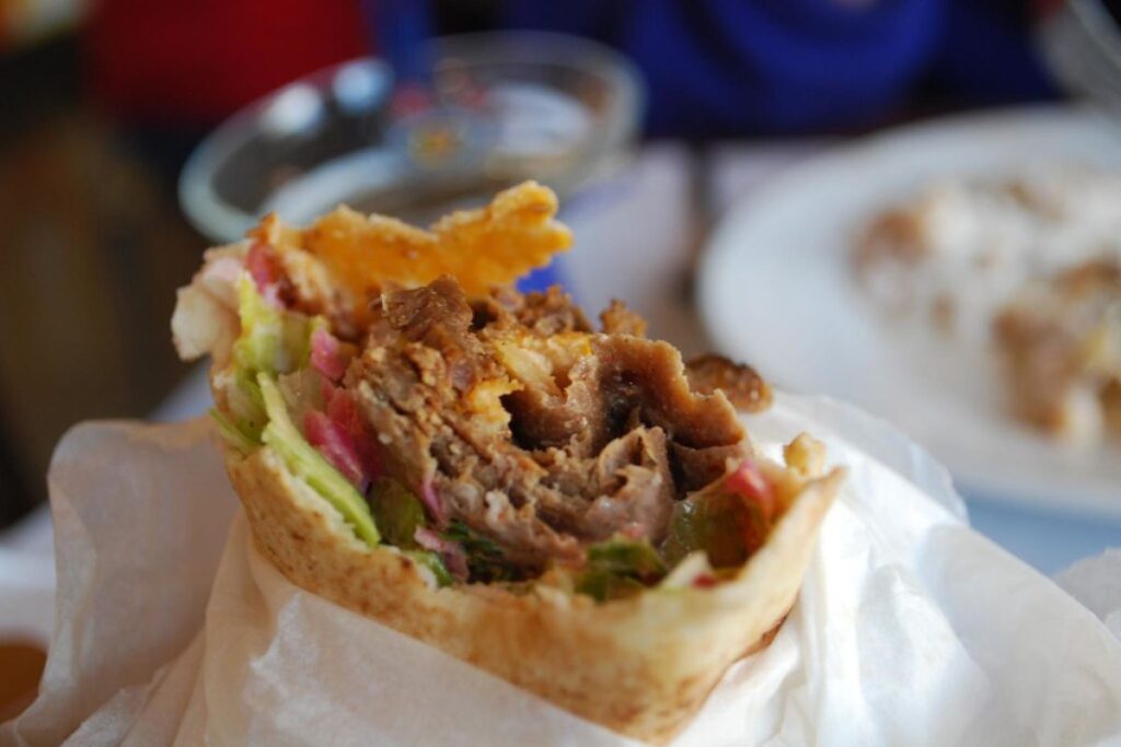 El kebab y el shawarma tienen lugar de origen diferente, pero la misma anatomía.