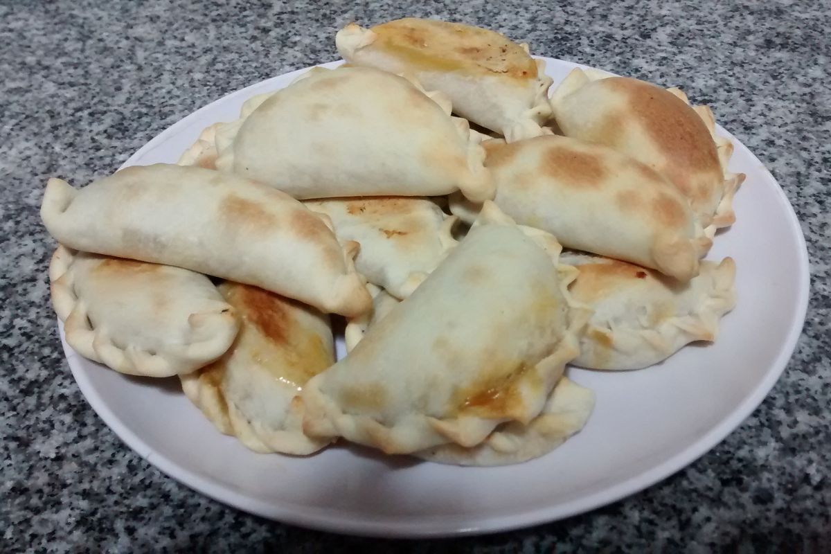 Empanadas recién horneadas. Foto de Wikimedia Commons.
