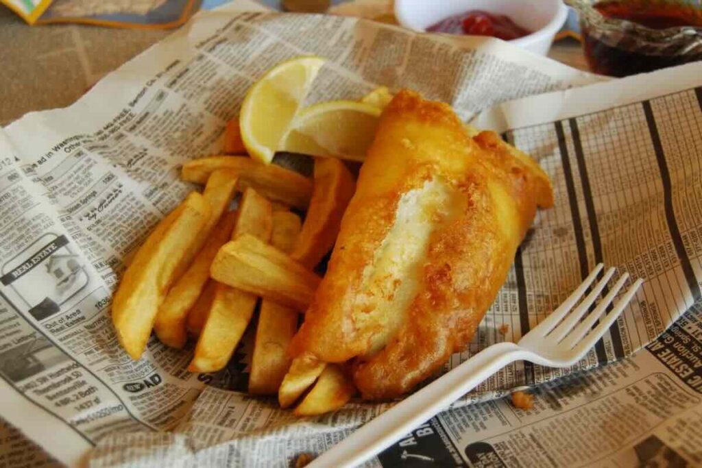 Así se sirve tradicionalmente el platillo británico fish & chips.