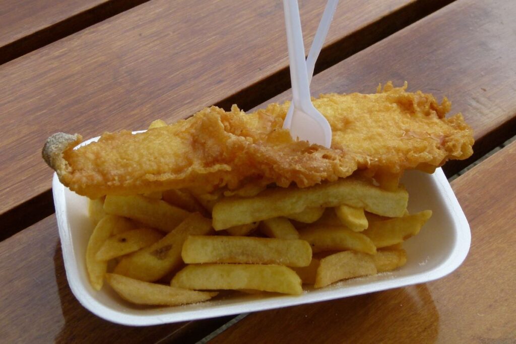 Así se sirve tradicionalmente el platillo británico fish & chips.