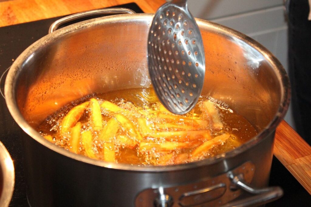 Freír requiere de aceite o grasa caliente para cocinar alimentos con una textura crujiente final.