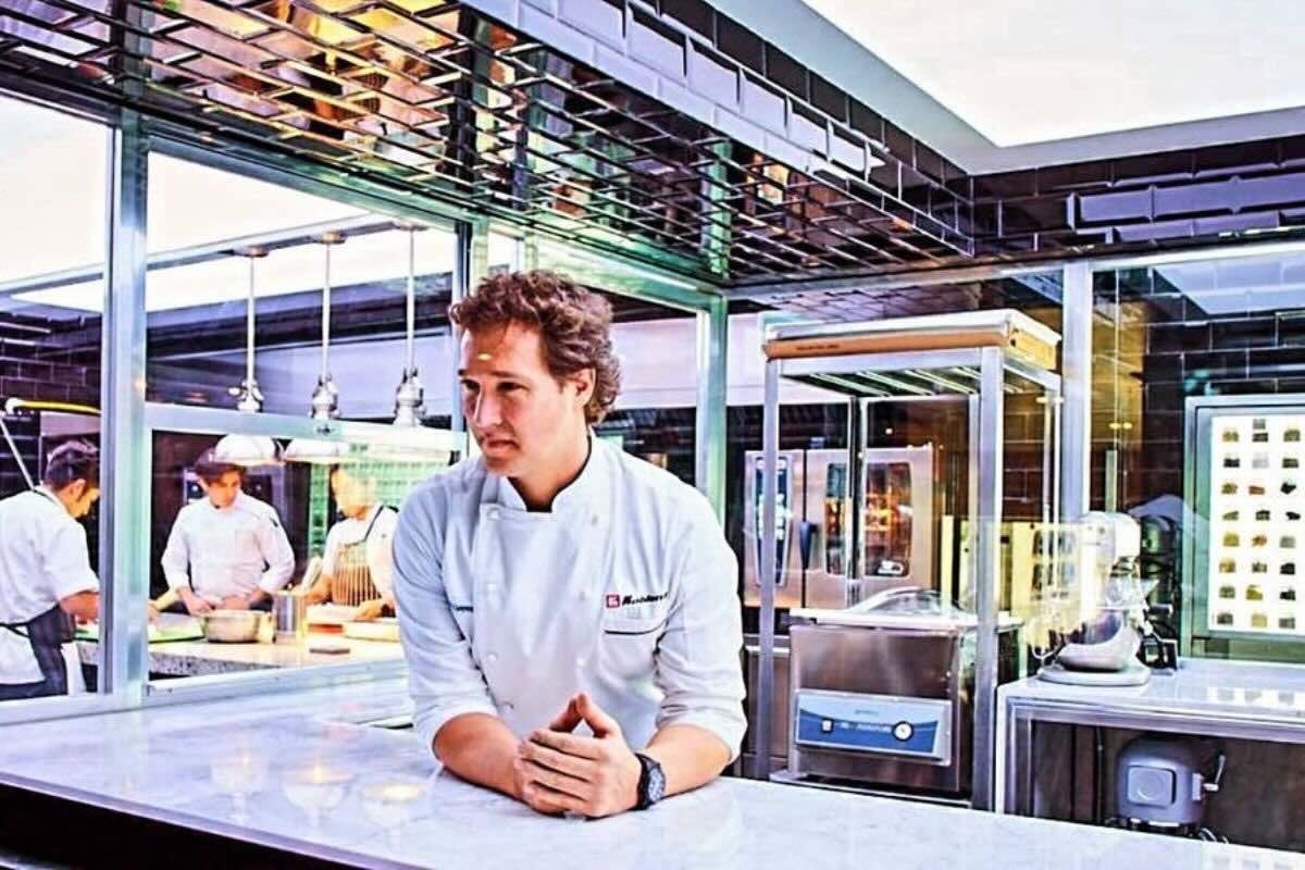 Chef Vicente Torres dentro de cocina. Foto de Instagram Vicente Torres.