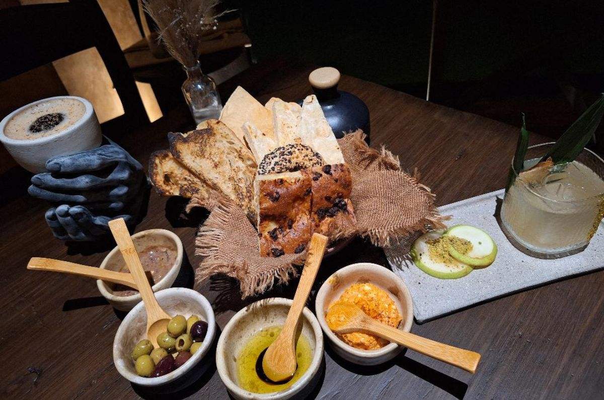 Panes, dips y cócteles del restaurante Kultura, foto de Miriam Carmo