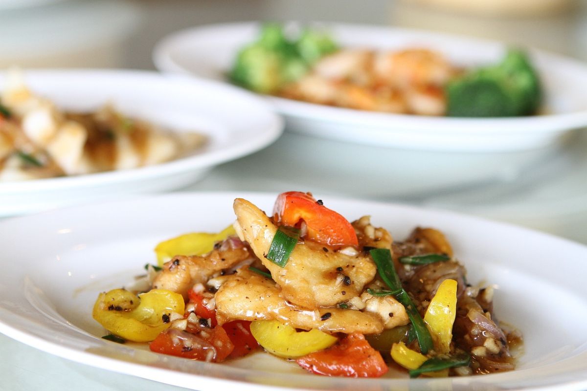Platillo asiático con pollo y vegetales salteados con salsa agridulce. Foto de Pixabay.com