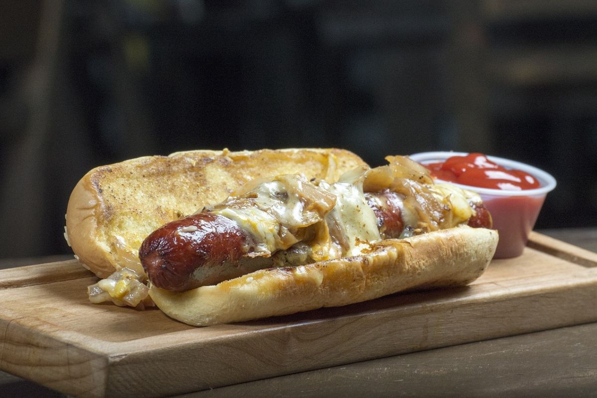 Hotdog con queso fundido. Foto de Pixabay.com