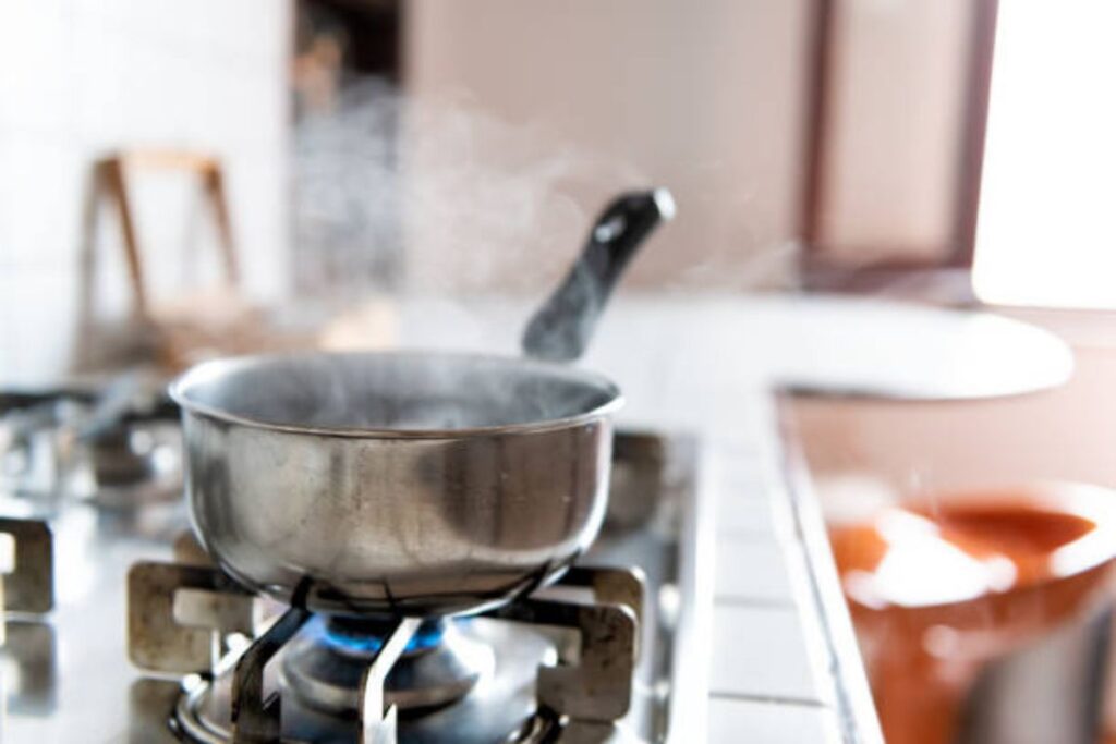 Blanquear consiste en la cocción ligera de ingredientes que se corta de manera inmediata con agua fría.
