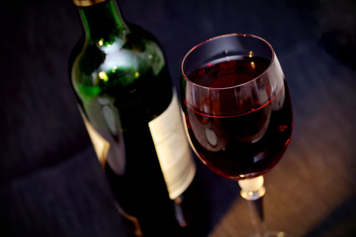 Botella de vino tinto junto a copa de cristal. Foto de Pixabay.com