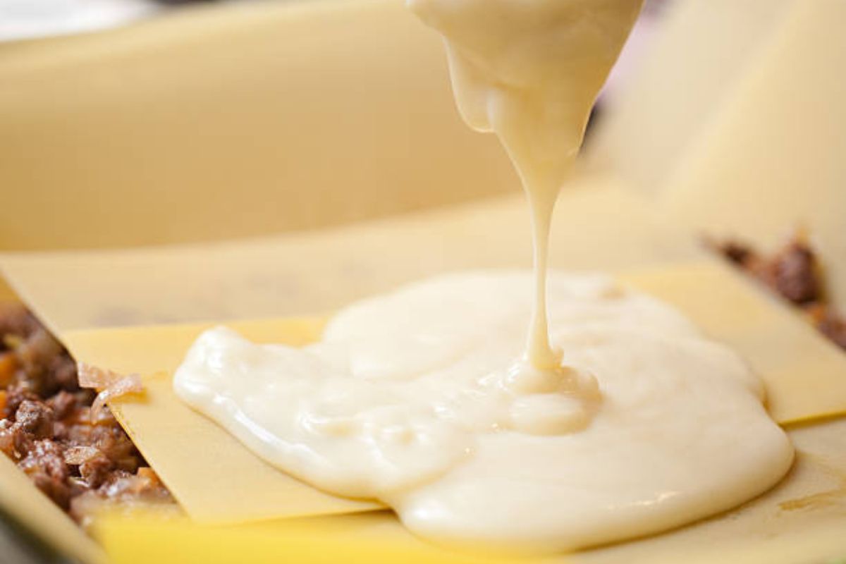 Lasaña rellena de queso y salsa cremosa. Foto de iStock.