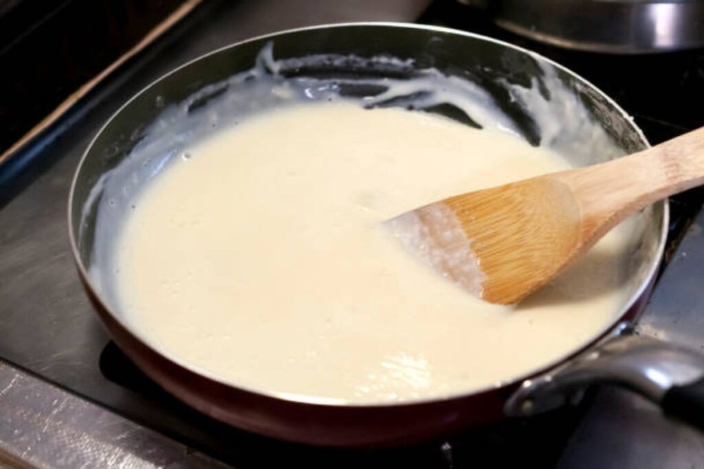La salsa blanca se prepara a fuego bajo, hasta lograr una consistencia uniforme.