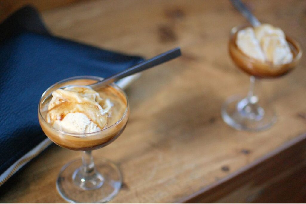 El affogato en una bebida preparada con helado y café.