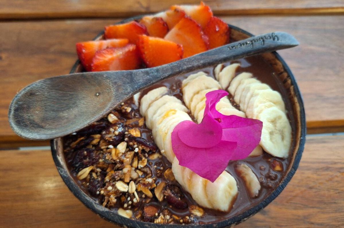 Bowl de avena con leche de almendras, fresa, plátano, cacao y granola casera, foto de Miriam Carmo