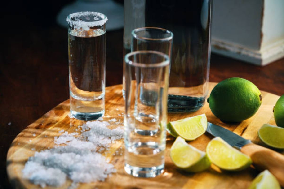 Caballitos de tequila con limón y sal. Foto de iStock.
