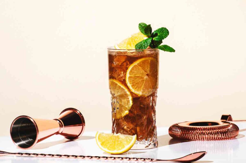 5 cocteles con té que puedes preparar en casa en temporada de calor