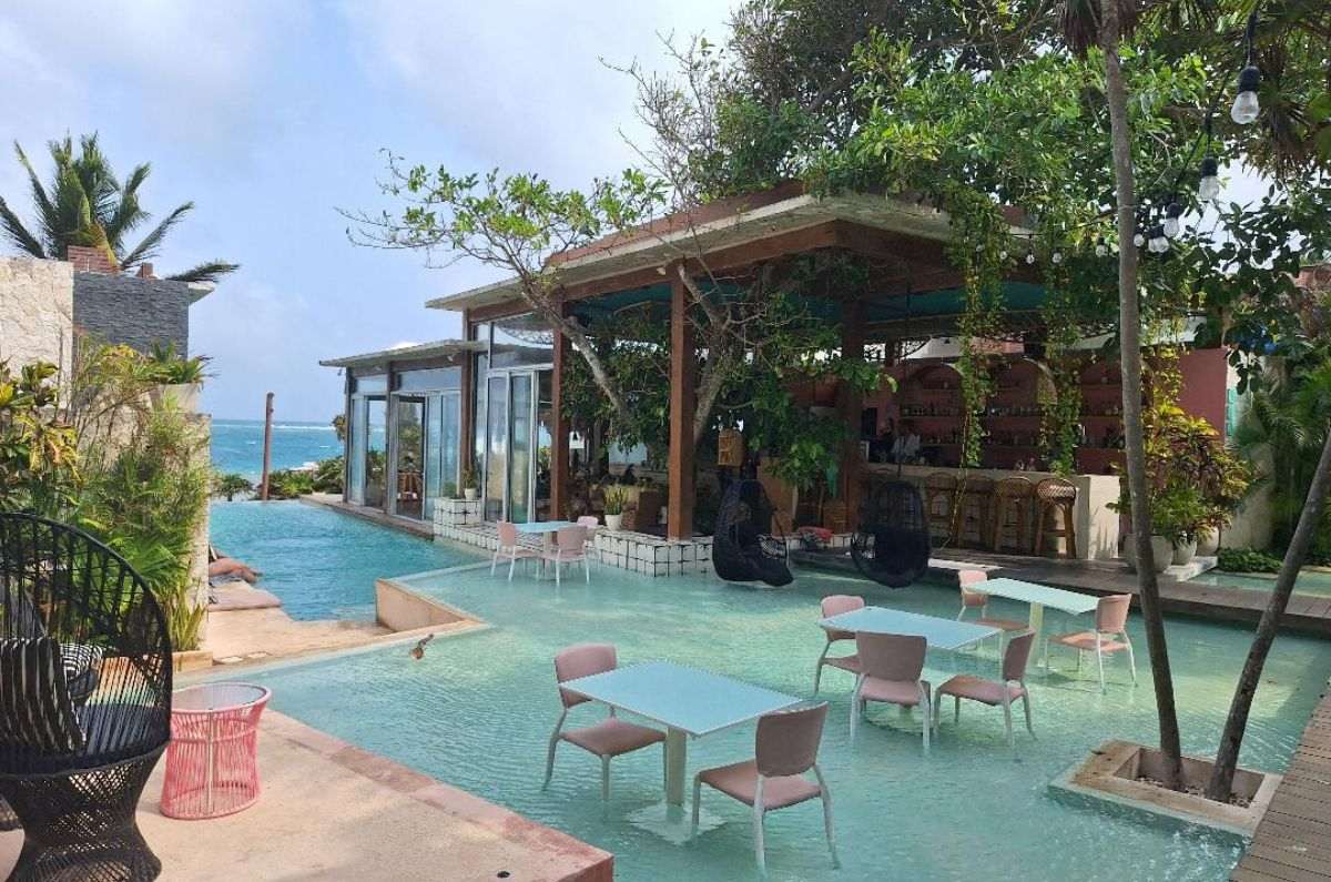 Vista al restaurante desde la alberca en Mi Amor Tulum, foto de Miriam Carmo