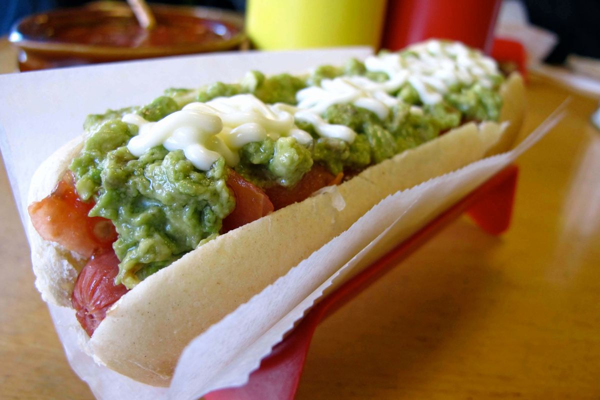 Hot dog con mayonesa y aguacate. Foto de Flickr.